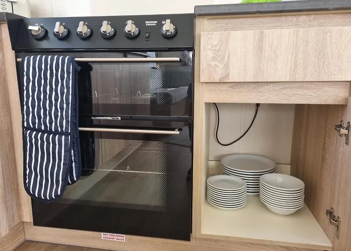 Cozy 3 Bedroom Caravan, Sleeps 8, At Parkdean Newquay Holiday Park