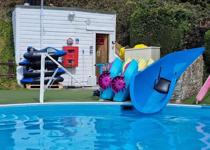 Cozy 3 Bedroom Caravan, Sleeps 8, At Parkdean Newquay Holiday Park