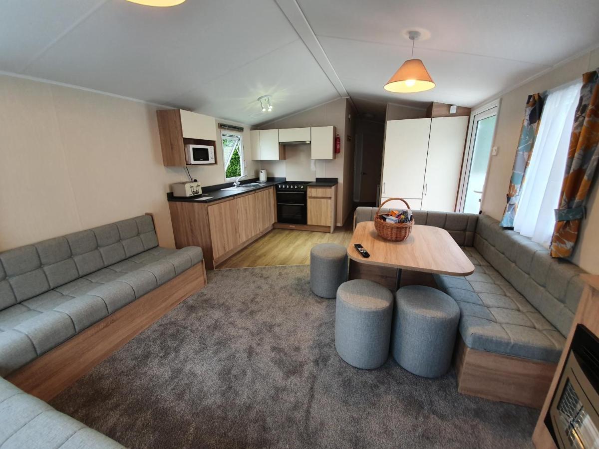 Cozy 3 Bedroom Caravan, Sleeps 8, At Parkdean Newquay Holiday home *
