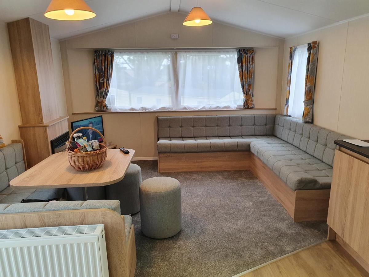 Cozy 3 Bedroom Caravan, Sleeps 8, At Parkdean Newquay Holiday home