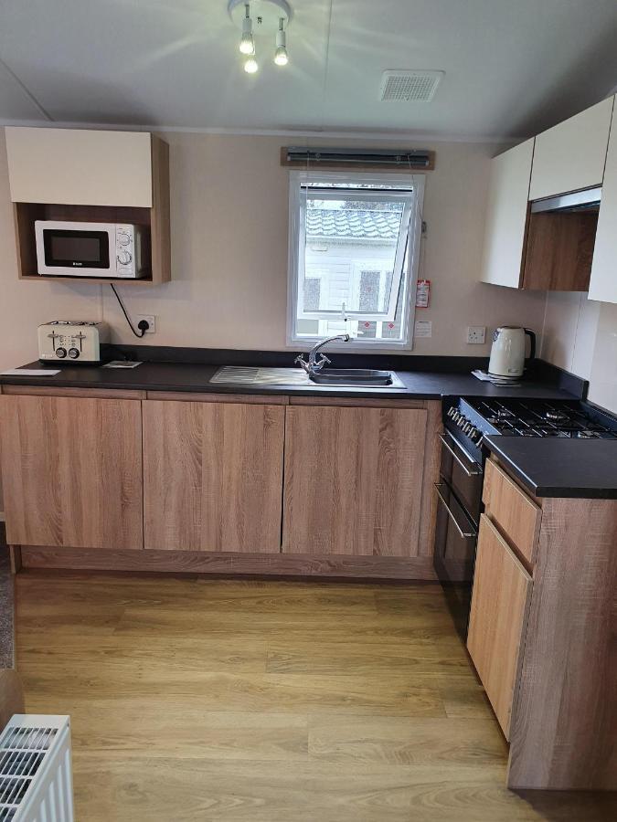Cozy 3 Bedroom Caravan, Sleeps 8, At Parkdean Newquay Holiday home *