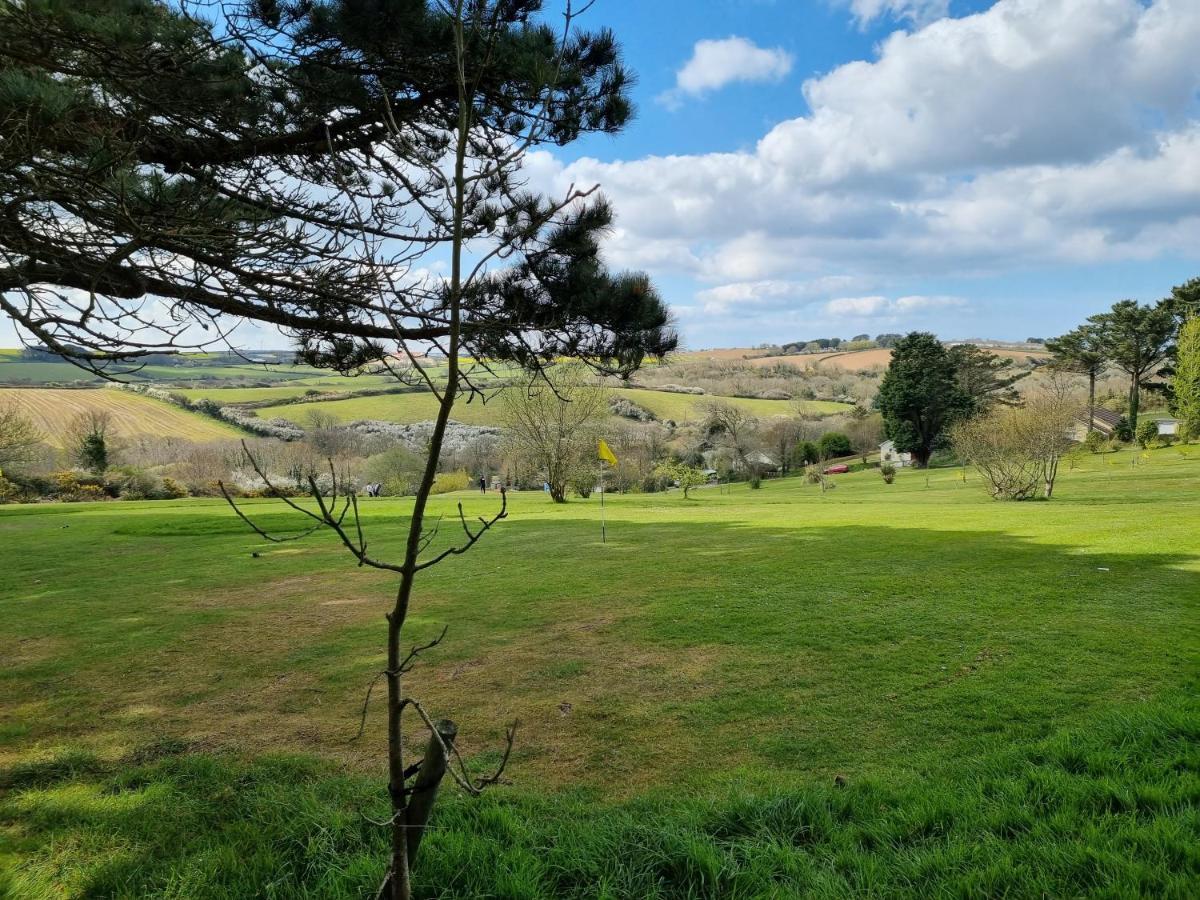 Cozy 3 Bedroom Caravan, Sleeps 8, At Parkdean Newquay Holiday home