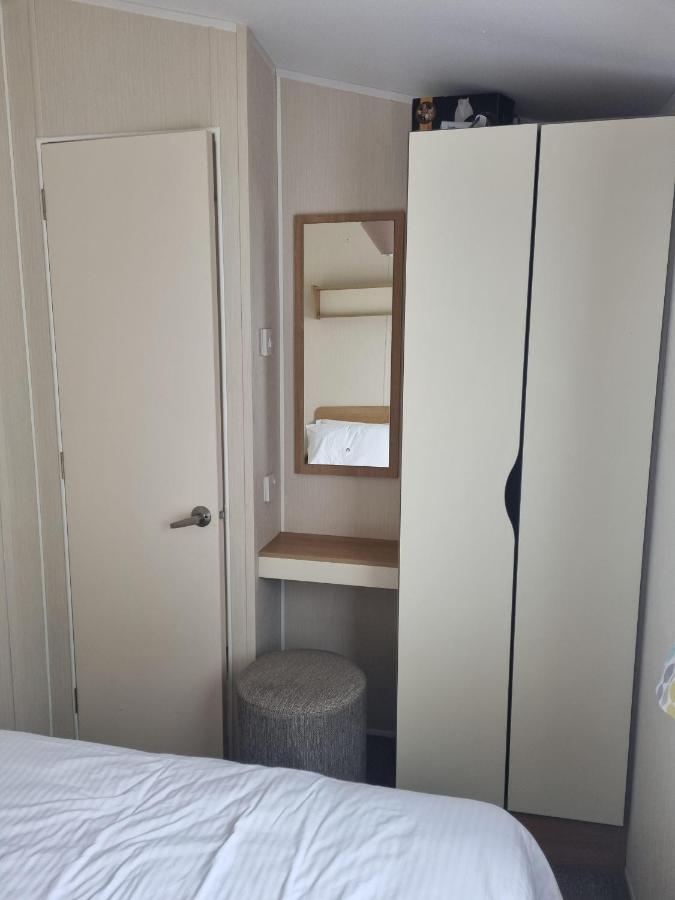 Cozy 3 Bedroom Caravan, Sleeps 8, At Parkdean Newquay Holiday home *