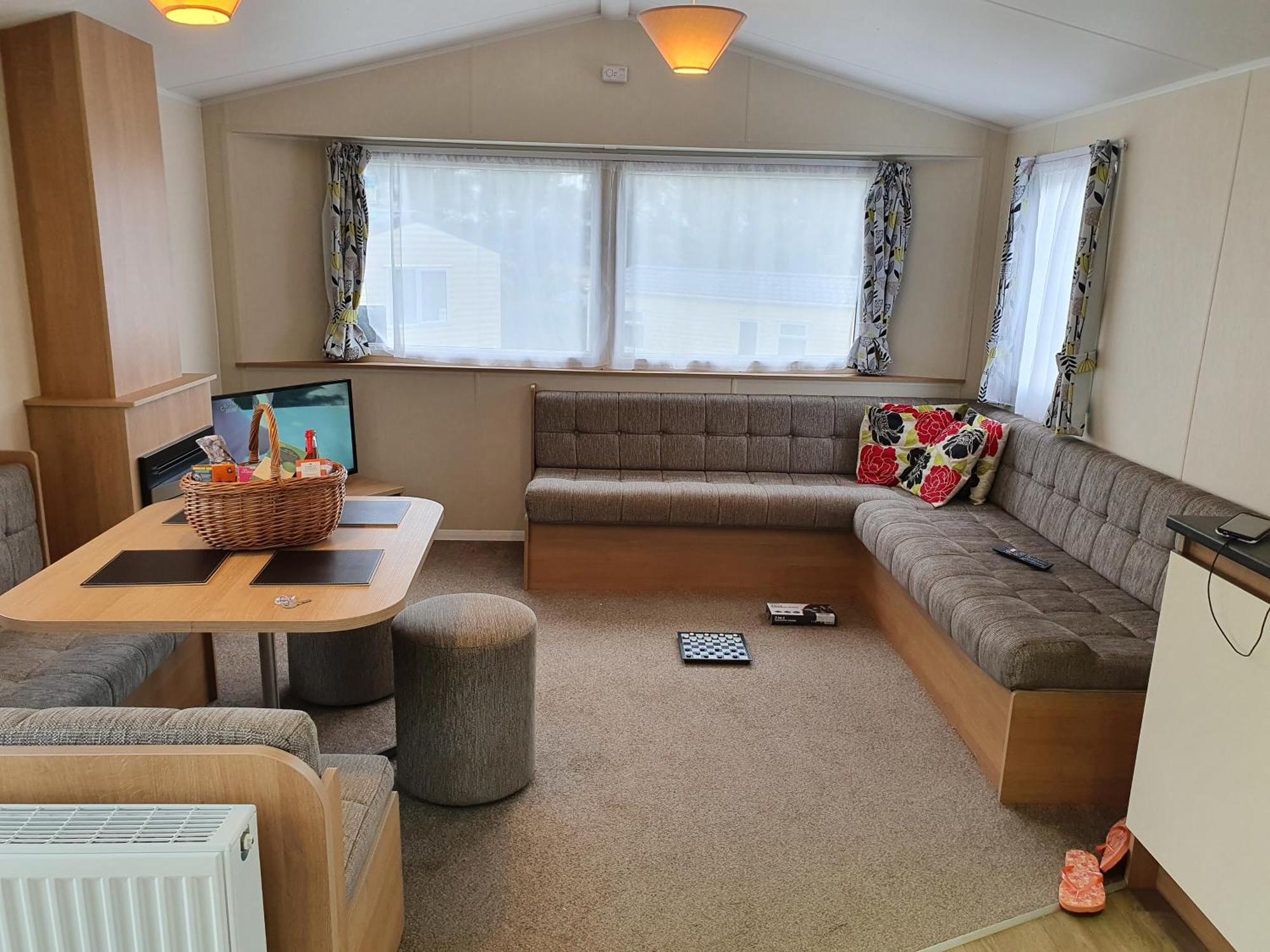 Cozy 3 Bedroom Caravan, Sleeps 8, At Parkdean Newquay Newquay (Cornwall)