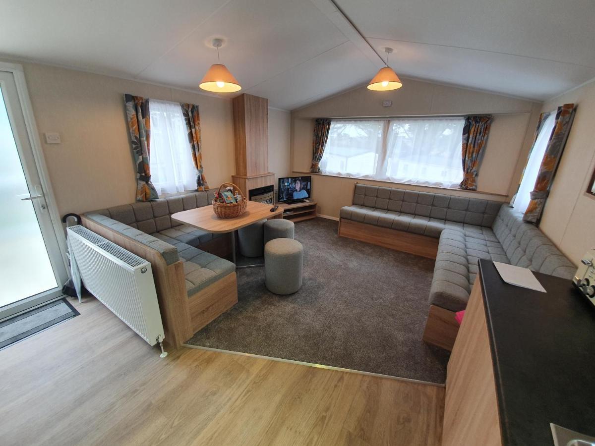 Cozy 3 Bedroom Caravan, Sleeps 8, At Parkdean Newquay Holiday home *