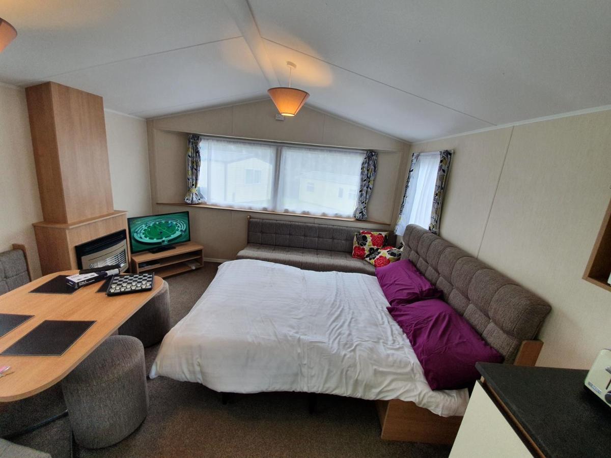 Cozy 3 Bedroom Caravan, Sleeps 8, At Parkdean Newquay Holiday home